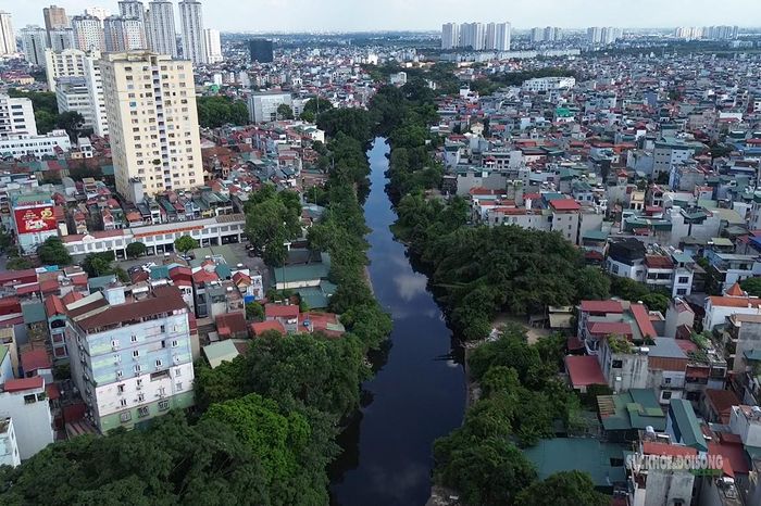 Nhìn từ trên cao, sông Nhuệ như một dải nước tối giữa khu dân cư đông đúc. Ảnh: T.Anh