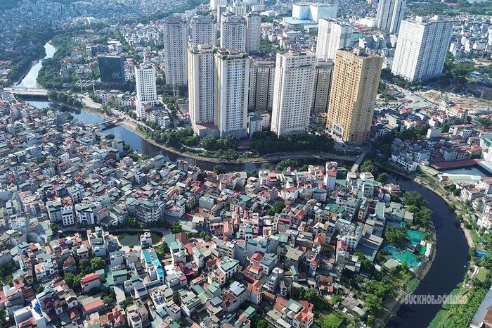 Những khu đô thị, khu dân cư dày đặc nằm sát hai bên sông Nhuệ. Ảnh: T.Anh