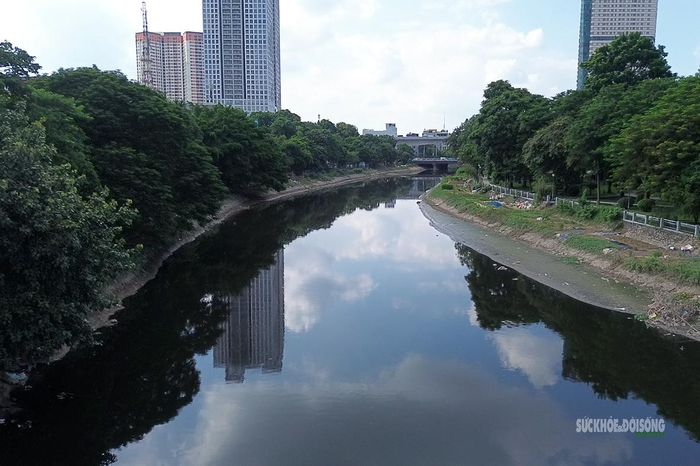 Nước sông Nhuệ đen sẫm trên đoạn chảy qua khu vực nội đô. Ảnh: T.Anh