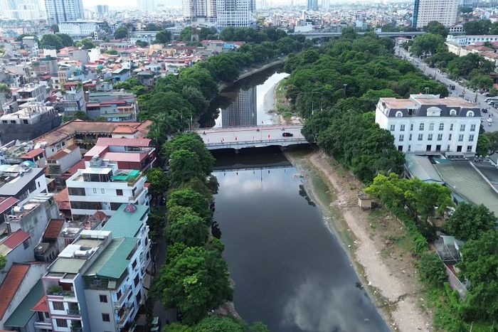Lòng sông lộ nhiều bùn đất khi mực nước xuống thấp. Ảnh: T.Anh