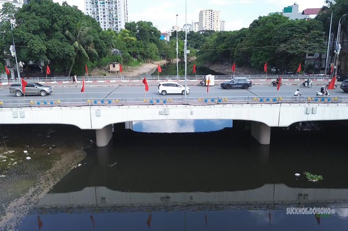Đoạn sông Nhuệ phía dưới một cây cầu trong khu vực đông phương tiện qua lại. Ảnh: T.Anh