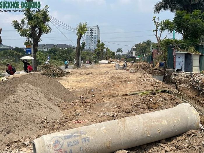 Tại đoạn qua đường Xuân Phương, không khí công trường hiện rõ hơn, nền đường được đào bóc, đất đá ngổn ngang. Phần mặt bằng hai bên tuyến đã được giải phóng ở một số vị trí để thi công hạng mục cống thoát nước. Ảnh: Phúc Đức