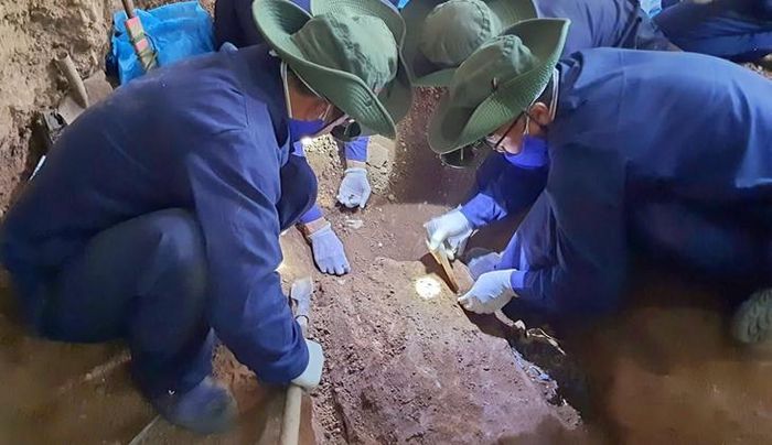 Đội quy tập tìm thấy hài cốt liệt sĩ cùng nhiều di vật của bộ đội Việt Nam tại Xay Sổm Bun (Lào). ẢNH: TK