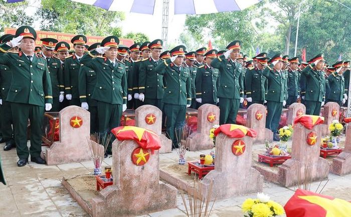 80 hài cốt liệt sĩ Quân tình nguyện và Chuyên gia Việt Nam chiến đấu, hy sinh trên đất bạn Lào được an táng tại Nghĩa trang Liệt sĩ Nghi Lộc. ẢNH: K. O