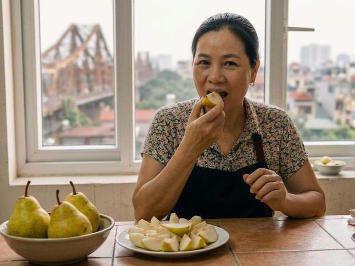 Thưởng thức quả lê đúng cách giúp hỗ trợ tiêu hóa, giảm cân và cải thiện sức khỏe. Ảnh minh họa AI