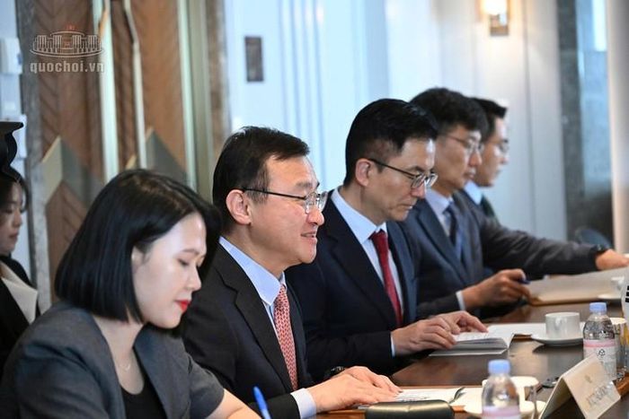 Ông Roh Tae Moon, Phó Chủ tịch cấp cao Samsung Electronics kiêm Tổng giám đốc điều hành và các đại biểu. Ảnh: Media Quốc hội