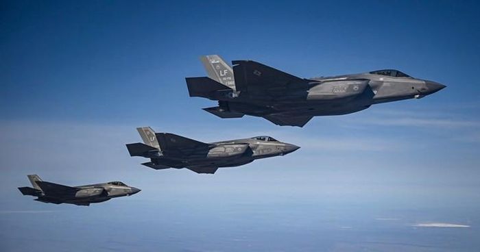 3 chiếc máy bay F-35 Lightning II của Không quân Mỹ đóng tại căn cứ không quân Luke. (Ảnh: Shutterstock)
