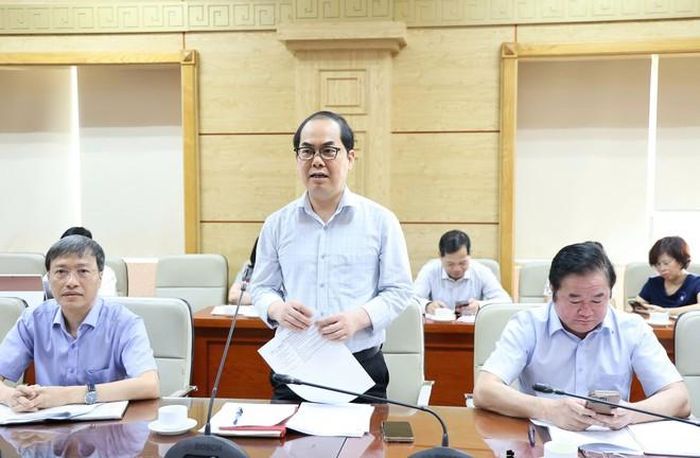 Các đại biểu đại diện các Vụ, Cục, Viện phát biểu tại cuộc họp.  Ảnh: Trần Minh