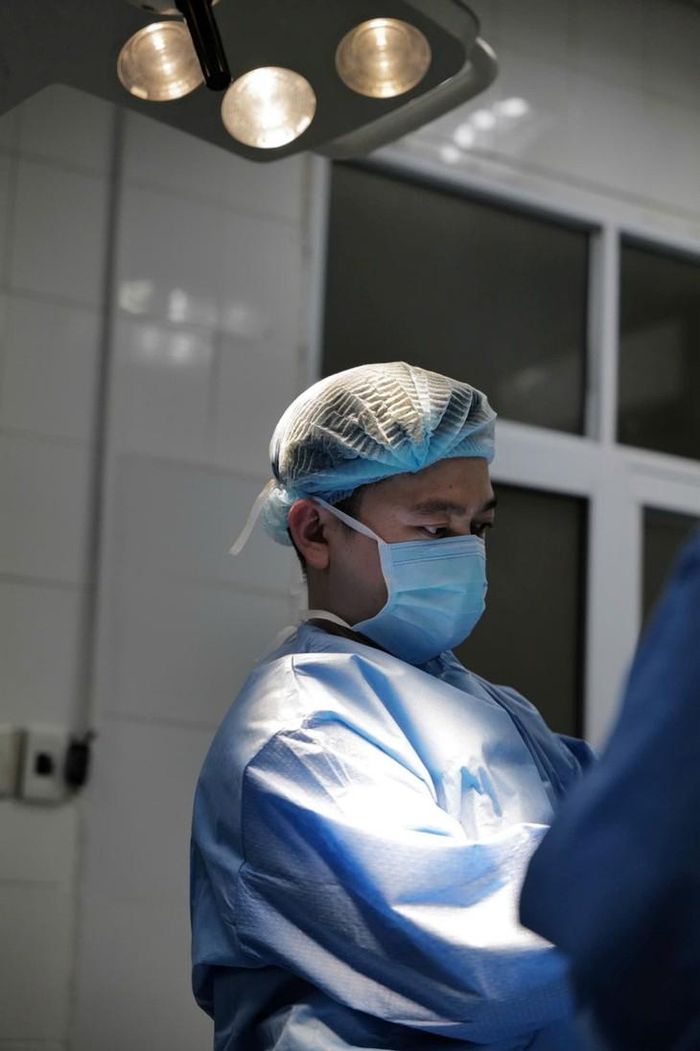 ThS.BSNT Nguyễn Văn Sự, Khoa Điều trị theo yêu cầu cùng ê kíp phẫu thuật lấy dị vât.