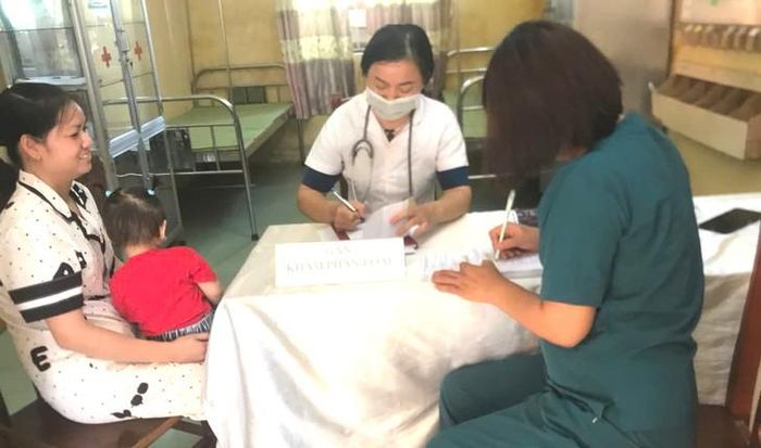 Phụ huynh nên đưa trẻ tham gia chiến dịch uống vitamin A liều cao định kỳ theo hướng dẫn của y tế địa phương. Ảnh: Phương Nga