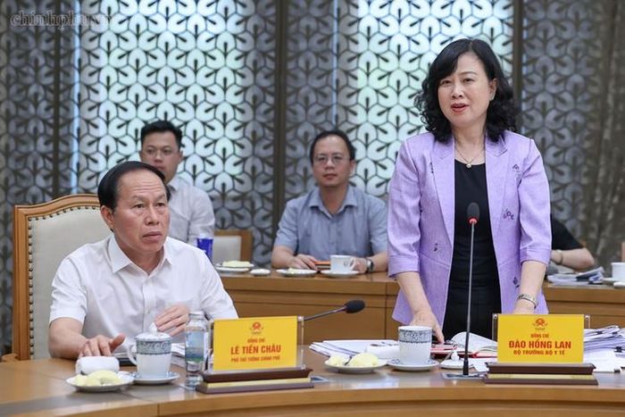Bộ trưởng Bộ Y tế Đào Hồng Lan báo cáo tại cuộc làm việc. Ảnh: chinhphu.vn/Nhật Bắc