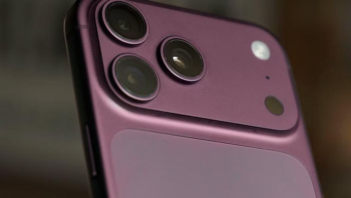 Hình ảnh mô phỏng chiếc iPhone màu đỏ anh đào đậm.