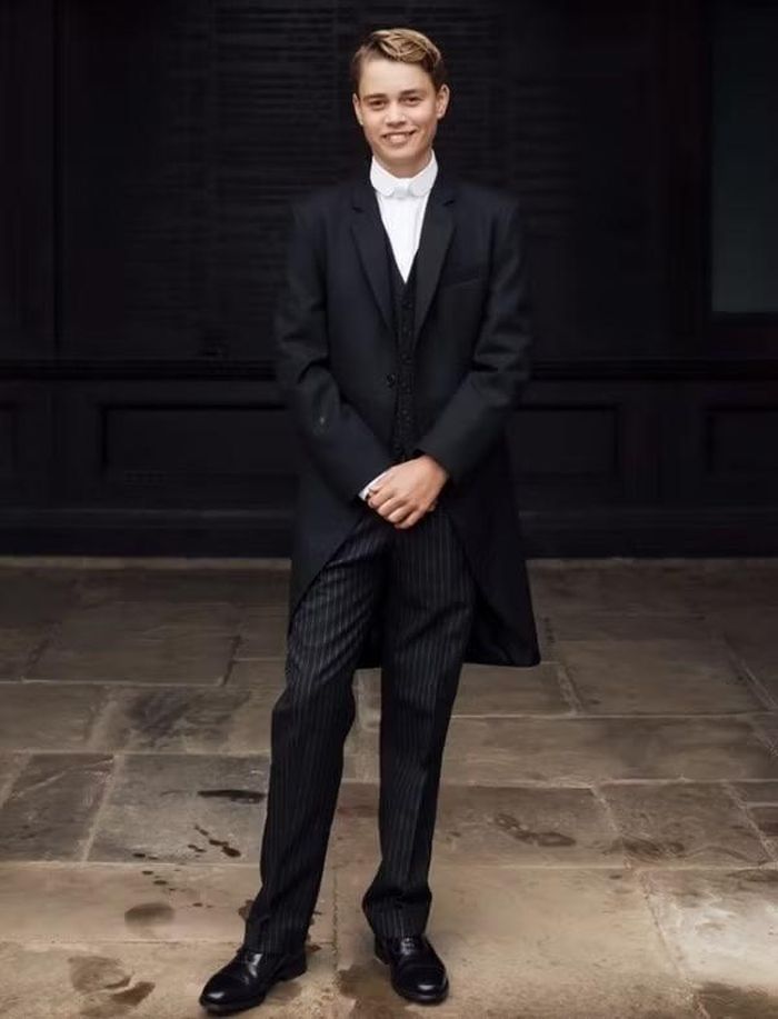 Hoàng tử George trong bộ đồng phục truyền thống của Trường Eton. Ảnh: Matt Porteous/ Cung điện Kensington.