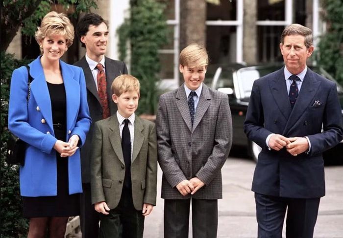 Thái tử Charles (giờ là Vua Charles III) và Công nương Diana cùng cả hai con trai trong ngày đầu tiên Hoàng tử William nhập học ở Trường Eton, ngày 6/9/1995. Ảnh: Princess Diana Archive/ Hulton Archive/ Getty Images.