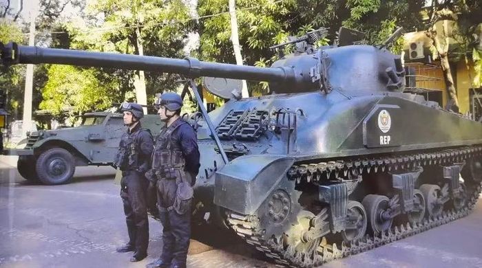 Súng máy 12,7 mm trên nóc tháp pháo có thể được sử dụng để chống bộ binh, mục tiêu nhẹ và hỗ trợ phòng không tầm gần. U.S. Army mô tả Sherman với 1 súng máy hạng nặng và 2 súng máy hạng trung, cùng tháp pháo có khả năng xoay hoàn toàn và kíp xe 5 người.