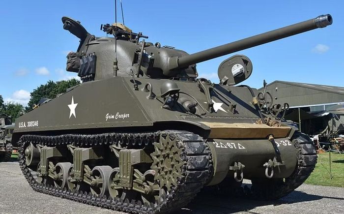 Sherman cũng có hệ thống súng máy hỗ trợ. Cấu hình tiêu chuẩn gồm 1 súng máy hạng nặng 12,7 mm M2 và 2 súng máy 7,62 mm. Một khẩu 7,62 mm được bố trí đồng trục với pháo chính, khẩu còn lại ở phần trước thân xe.