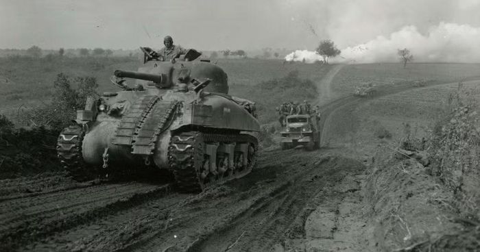 Các phiên bản Sherman đầu tiên có trọng lượng khoảng 30-33 tấn tùy cấu hình. Đây là mức trọng lượng tương đối vừa phải đối với một xe tăng hạng trung thời kỳ đó.