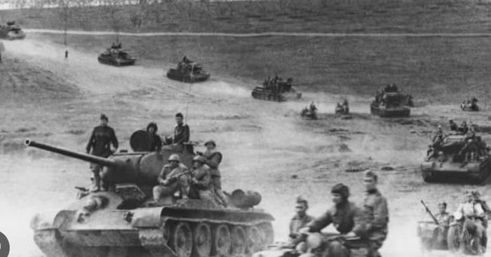 Ngày 13/7/1960, đoàn tàu chở xe tăng và khí tài về đến ga Vĩnh Yên. Chiếc T-34 mang số hiệu 114 do Trung sĩ Đào Văn Bàn điều khiển đã đặt những vết xích đầu tiên tại Việt Nam.