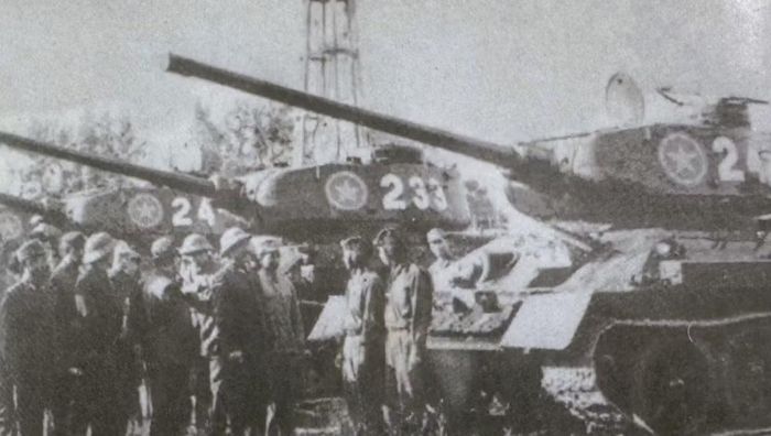 Mẫu xe được trang bị chủ yếu là T-34-85, phiên bản phát triển của dòng T-34 với tháp pháo lớn hơn và pháo 85 mm.