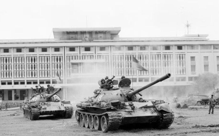 Đỉnh cao của quá trình đó là Chiến dịch Hồ Chí Minh năm 1975. Xe tăng T-54B số hiệu 843 thuộc Lữ đoàn xe tăng 203, Quân đoàn 2, đã tham gia chiến đấu từ Huế, Đà Nẵng rồi tiến vào Sài Gòn.