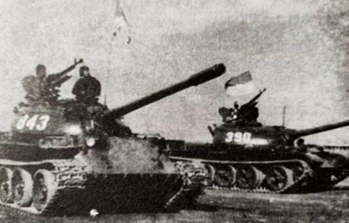 Sau đó, xe tăng 901 bị thương, ông chuyển sang xe tăng T-54 số hiệu 992 để tiếp tục chỉ huy đơn vị và dẫn dắt bộ binh đánh chiếm các vị trí tiếp theo.