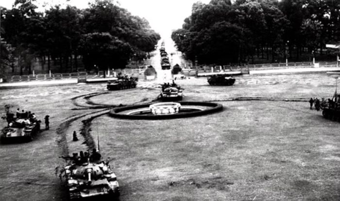 Trưa 30/4/1975, xe tăng T-54B 843 cùng xe tăng 390 tiến vào Dinh Độc Lập. Hình ảnh này trở thành một trong những biểu tượng nổi bật của lực lượng Tăng thiết giáp Việt Nam trong cuộc Tổng tiến công và nổi dậy Xuân 1975.