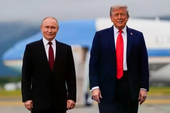 Tổng thống Donald Trump và Tổng thống Nga Vladimir Putin tại cuộc gặp ở Alaska vào ngày 15-8-2025 (Ảnh: AP)