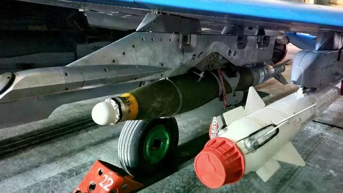 Đối với vũ khí được sử dụng, R-60 là một loại tên lửa không đối không dẫn đường tầm ngắn cỡ nhỏ của Liên Xô, được đưa vào sử dụng từ cuối năm 1973.