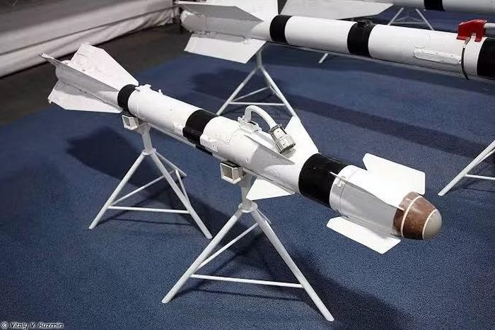 Tuy nhiên việc cạn kiệt kho dự trữ tên lửa R-73 do Không quân Ukraine liên tục sử dụng để bắn hạ tên lửa hành trình và máy bay không người lái cảm tử Shahed/Geran-2 của Nga đã buộc Kyiv phải huy động các tên lửa tầm ngắn lỗi thời.