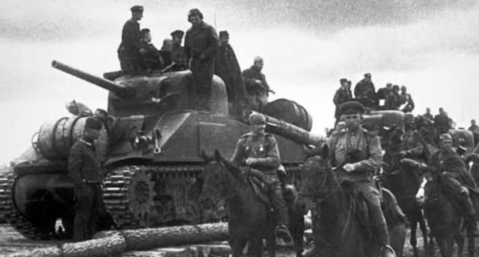 Tuy nhiên, Sherman có trọng tâm cao hơn T-34 nên dễ bị lật trong một số tình huống địa hình.