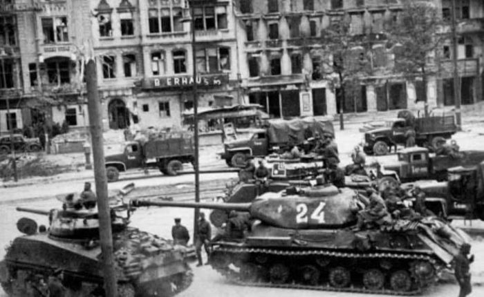 Phiên bản 76 mm cũng cung cấp hỏa lực chống tăng tốt hơn so với Sherman 75 mm ban đầu. Một số tài liệu của Liên Xô còn ghi nhận Sherman ít có xu hướng bắt lửa do đạn phát nổ hơn T-34/76.