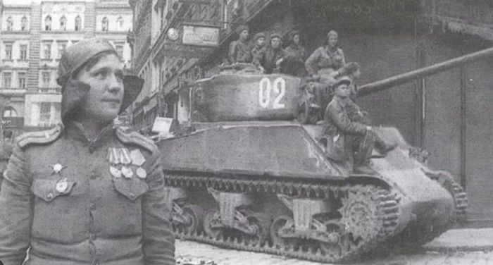 Đến năm 1945, một số quân đoàn cơ giới hóa cận vệ đã sử dụng Sherman làm phương tiện tăng chủ lực. Những chiếc M4A2 cũng tiếp tục xuất hiện trong chiến dịch của Liên Xô chống Nhật tại Mãn Châu vào tháng 8/1945.