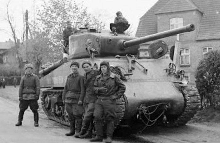 Những chiếc Sherman đầu tiên đến Liên Xô từ năm 1942, nhưng số lượng ban đầu còn hạn chế. Đến năm 1944, dòng M4A2 được sử dụng rộng rãi hơn.