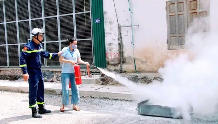 Hướng dẫn học viên thao tác, sử dụng bình chữa cháy xách tay dập tắt đám cháy xăng, dầu, khí gas.