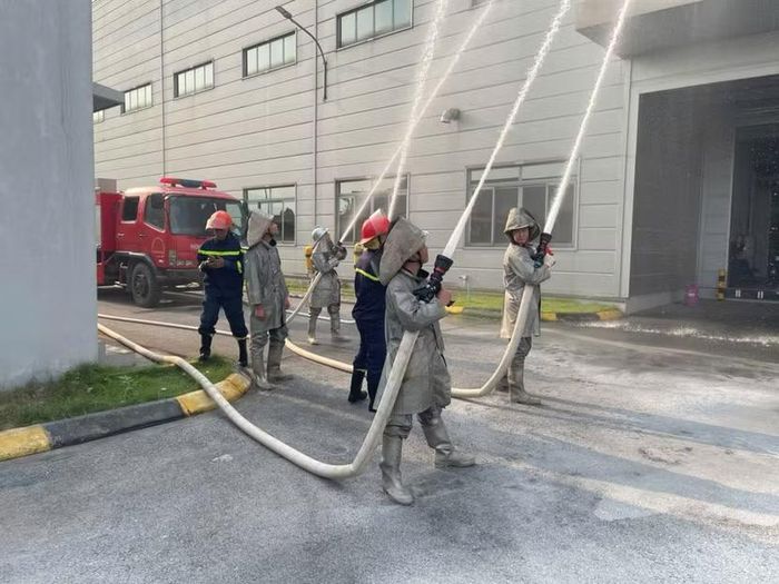 Lực lượng PCCC chuyên nghiệp phối hợp diễn tập xử lý đám cháy