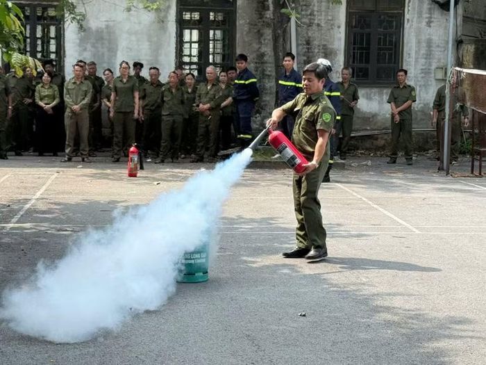 Lực lượng an ninh cơ sở xã Ứng Thiên thực hành sử dụng bình chữa cháy
