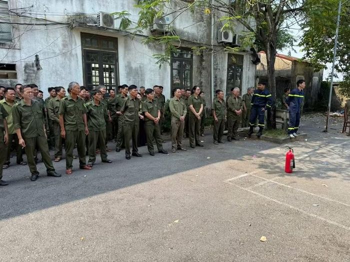 Cán bộ Đội CC và CNCH khu vực số 36 truyền đạt, hướng dẫn kỹ năng sử dụng phương tiện chữa cháy và xử lý tình huống cháy, nổ