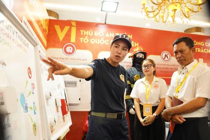 Qua đó, những thiết bị vốn chỉ xuất hiện trong các vụ cháy, sự cố, tai nạn hoặc các nhiệm vụ cứu hộ đặc biệt trở nên gần gũi hơn với người dân.