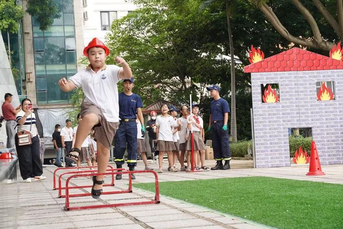 Không chỉ giới thiệu những phương tiện hiện đại, gian trưng bày của Công an thành phố Hà Nội còn truyền tải một thông điệp rõ nét: phía sau mỗi thiết bị, phương tiện chuyên dụng là yêu cầu ngày càng cao về trình độ, bản lĩnh và khả năng làm chủ công nghệ của người cán bộ, chiến sĩ Cảnh sát PCCC và CNCH.