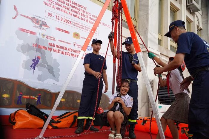 Không khí tại gian trưng bày càng trở nên sôi động khi lực lượng Cảnh sát PCCC và CNCH Công an thành phố Hà Nội tổ chức các hoạt động tuyên truyền, hướng dẫn và trải nghiệm dành cho khách tham quan.