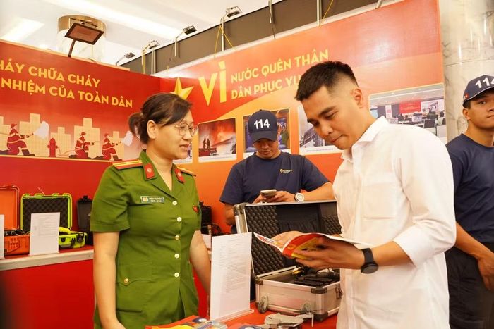Đặc biệt, gian trưng bày còn mang đến những hình ảnh, thông tin về quá trình ứng dụng khoa học công nghệ và chuyển đổi số trong công tác PCCC và CNCH.
