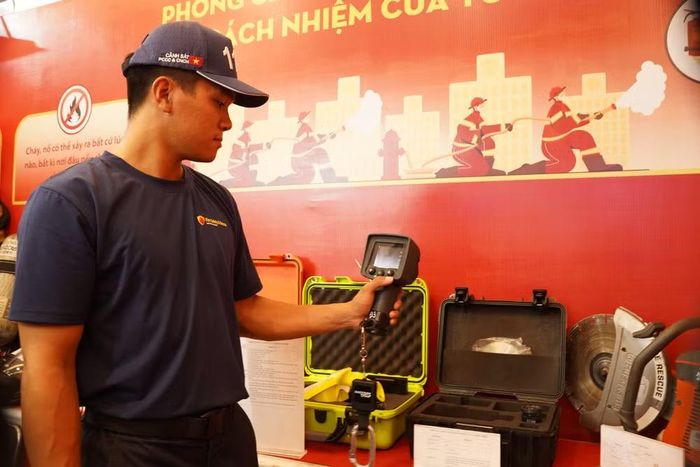 Điểm đáng chú ý tại gian trưng bày là khách tham quan không chỉ được quan sát thiết bị từ bên ngoài mà còn được cán bộ, chiến sĩ trực tiếp giới thiệu về công năng, nguyên lý hoạt động cũng như tình huống thực tế mà từng phương tiện có thể phát huy hiệu quả.