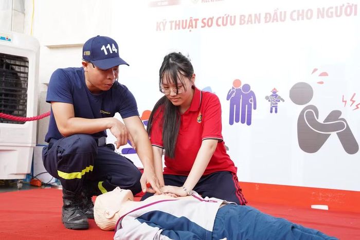Những thao tác tưởng như đơn giản nhưng có ý nghĩa thiết thực trong tình huống khẩn cấp được hướng dẫn một cách sinh động, dễ hiểu, giúp nâng cao ý thức chủ động phòng ngừa và kỹ năng tự bảo vệ bản thân.