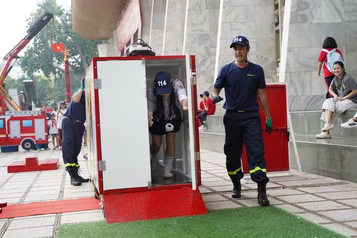 Gian trưng bày của Công an thành phố Hà Nội vì thế không đơn thuần là một không gian giới thiệu phương tiện, thiết bị.