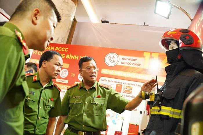 Nhiều thiết bị bảo hộ, PCCC và CNCH được giới thiệu tại gian trưng bày