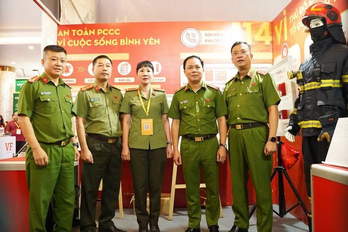 Thiếu tướng Lê Văn Tuân, Phó Giám đốc CATP Hà Nội chụp ảnh lưu niệm cùng lãnh đạo Phòng Cảnh sát PCCC và CNCH tại gian trưng bày