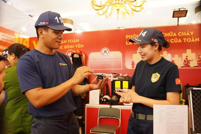 Từ những thiết bị phục vụ trinh sát, tìm kiếm người bị nạn, phá dỡ, mở đường tiếp cận hiện trường đến các phương tiện hỗ trợ chữa cháy và cứu hộ trong những điều kiện phức tạp, mỗi thiết bị đều cho thấy yêu cầu ngày càng cao đối với công tác PCCC và CNCH trong bối cảnh đô thị phát triển nhanh, mật độ dân cư và các công trình cao tầng ngày càng lớn.