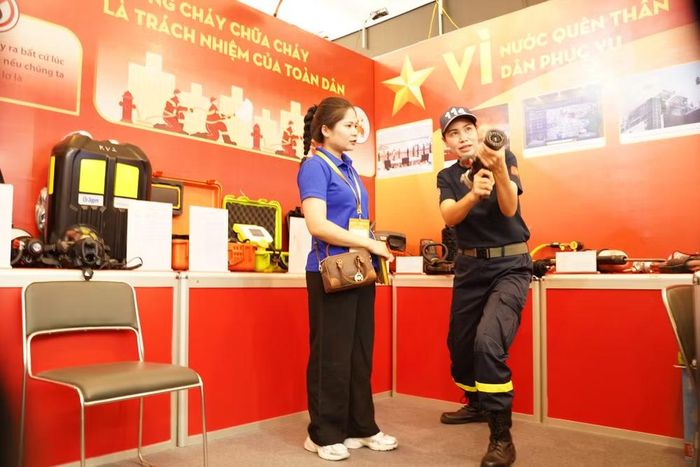 Ngay từ khu vực lối vào, gian trưng bày của Công an thành phố Hà Nội thu hút sự chú ý bởi cách bố trí trực quan, khoa học cùng nhiều phương tiện, thiết bị chuyên dụng được sử dụng trong công tác chữa cháy, cứu nạn, cứu hộ.