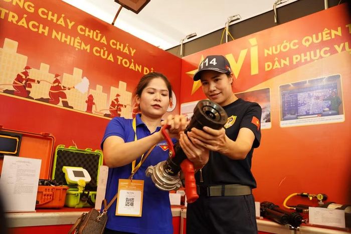 Đây còn là nơi kết nối giữa lực lượng Cảnh sát PCCC và CNCH với người dân; đưa những kiến thức, kỹ năng PCCC và CNCH đến gần hơn với cộng đồng, đồng thời giúp người dân hiểu hơn về công việc đặc thù, đầy hiểm nguy của những người lính chữa cháy, cứu nạn, cứu hộ.