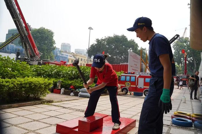 Trong thực tế, mỗi vụ cháy, tai nạn, sự cố lại đặt ra những yêu cầu khác nhau. Có những nhiệm vụ diễn ra trong điều kiện nhiệt độ cao, khói độc dày đặc; có tình huống lực lượng phải tiếp cận người bị nạn tại những vị trí chật hẹp, nguy hiểm; cũng có những vụ việc đòi hỏi phải triển khai đồng bộ nhiều phương tiện, thiết bị và lực lượng trong thời gian ngắn nhất.